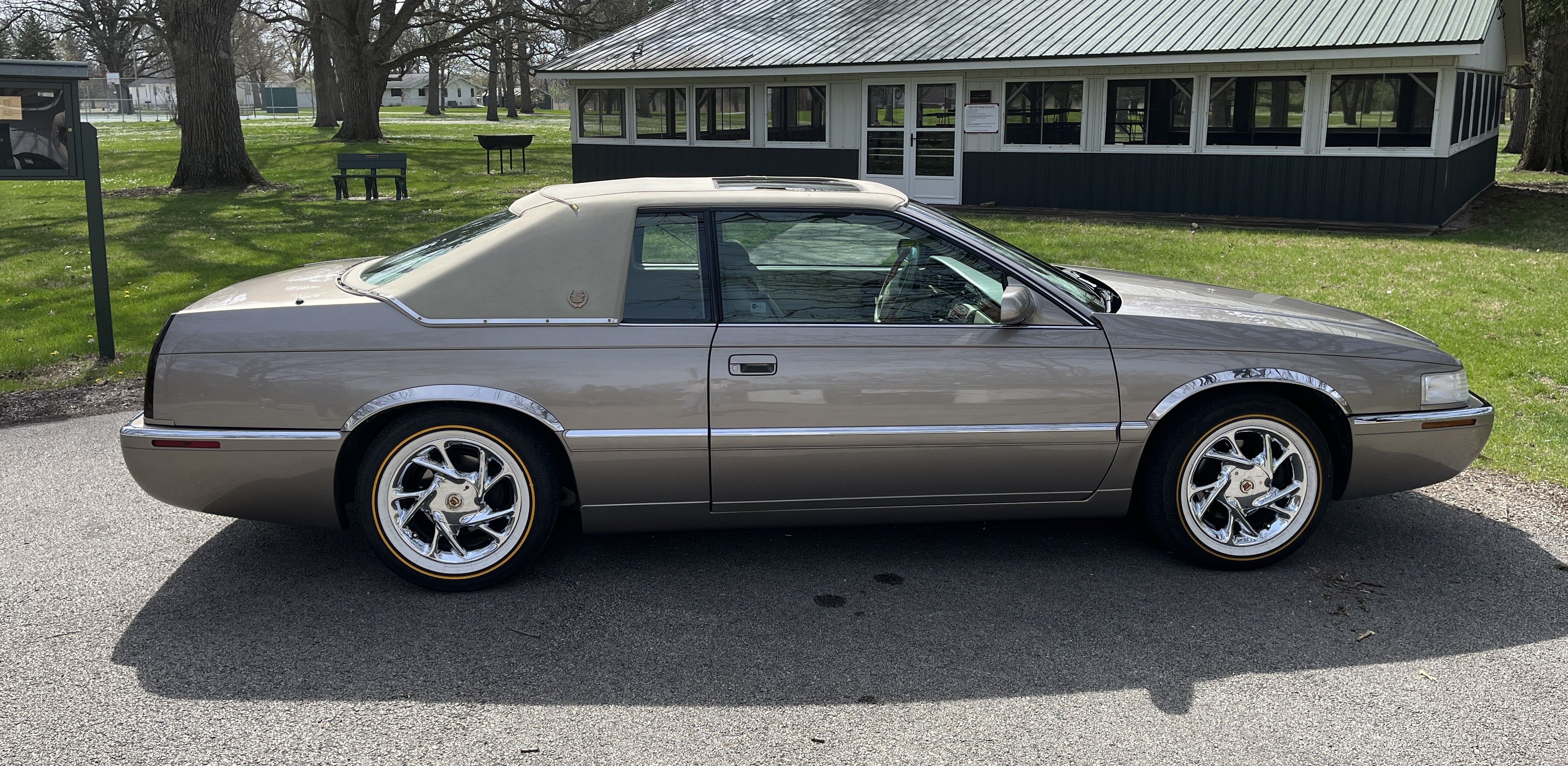 Used 2002 Cadillac Eldorado ESC w/ Preffered Equipment Group FWD image 2