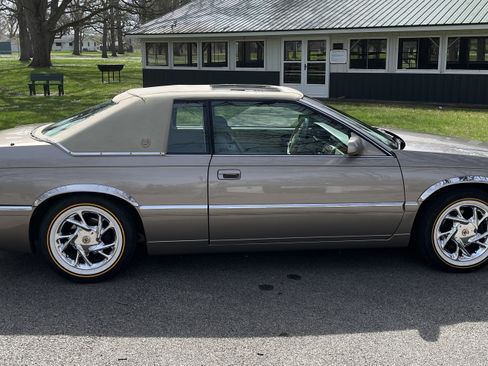 Used 2002 Cadillac Eldorado ESC w/ Preffered Equipment Group FWD image 2
