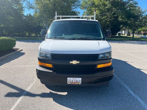 Used 2019 Chevrolet Express 3500 w/ Driver Convenience Package RWD image 18