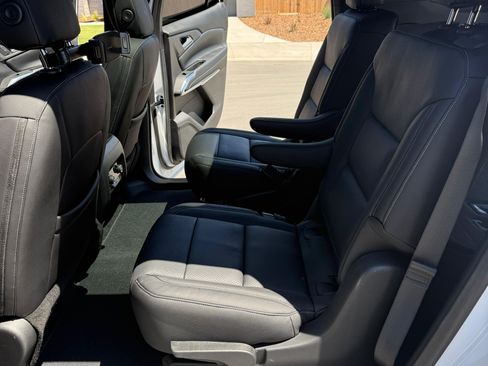 Used 2026 Chevrolet Traverse LT w/ Sun and Wheel Package FWD image 16