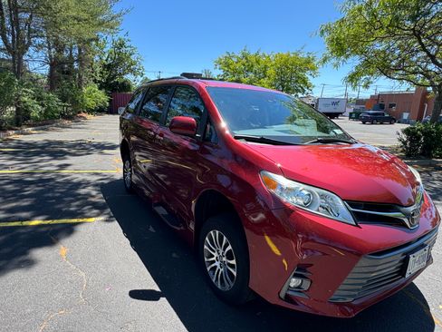Used 2019 Toyota Sienna XLE w/ XLE Navigation Package FWD image 1
