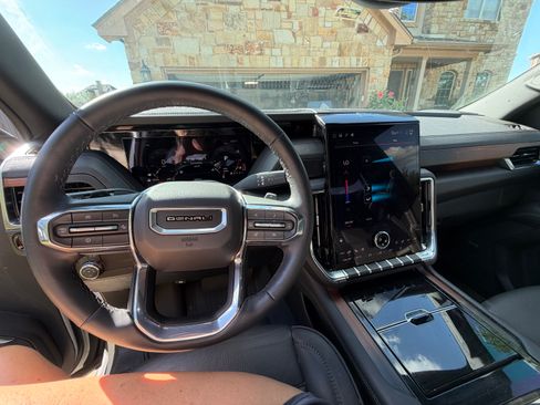 Used 2025 GMC Yukon XL Denali w/ Sun & Power Step Package AWD/4WD image 11