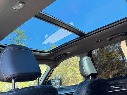 Used 2024 Jeep Grand Cherokee Limited w/ Luxury Tech Group II image 17