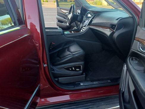 Used 2017 Cadillac Escalade ESV Luxury image 2