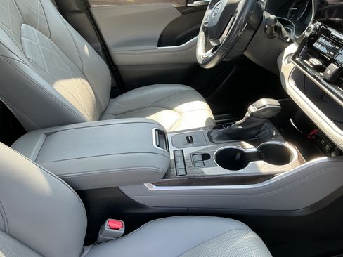 Used 2020 Toyota Highlander Platinum FWD image 18