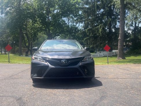 Used 2019 Toyota Camry SE FWD image 4