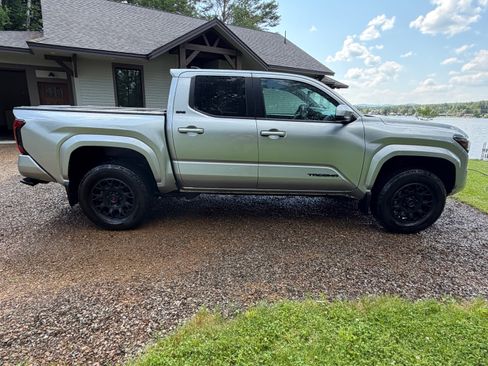 Used 2024 Toyota Tacoma SR5 AWD/4WD image 11