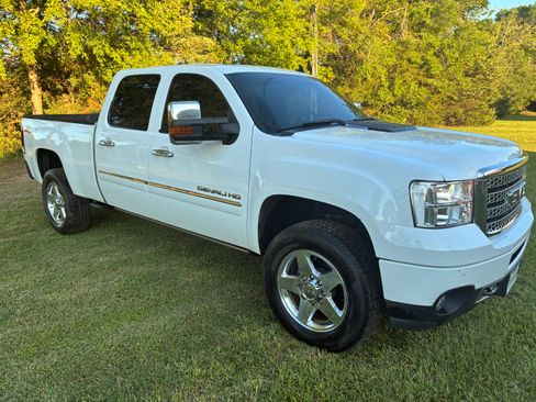 Used 2011 GMC Sierra 2500 Denali w/ Suspension Package, Off-Road AWD/4WD image 2
