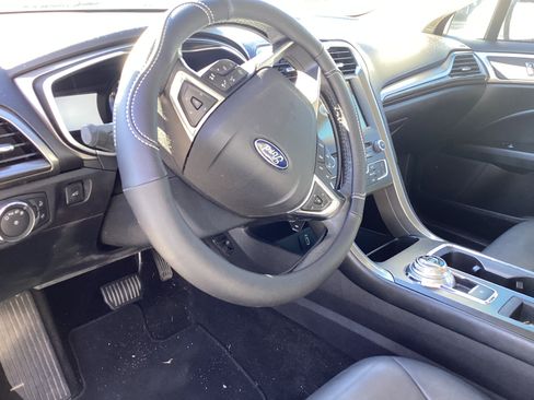 Used 2017 Ford Fusion SE w/ Fusion SE Technology Package image 9