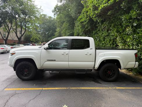 Used 2021 Toyota Tacoma TRD Sport w/ Technology Package RWD image 2