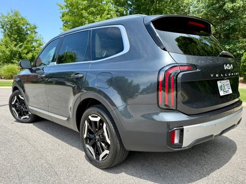 Used 2024 Kia Telluride EX w/ EX Captain's Chair Package AWD/4WD image 4