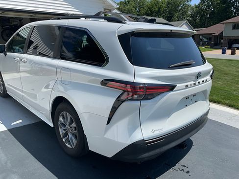 Used 2022 Toyota Sienna XLE w/ XLE Plus Package FWD image 8