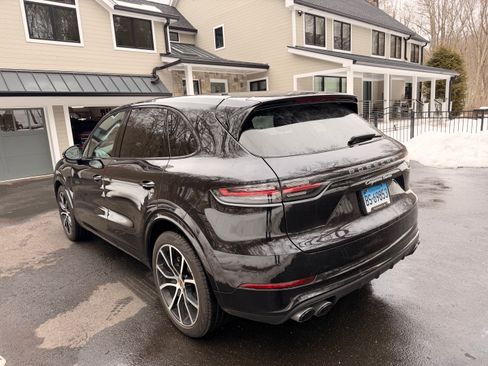 Used 2019 Porsche Cayenne Turbo image 5