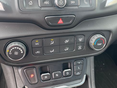 Used 2018 GMC Terrain SLE image 28