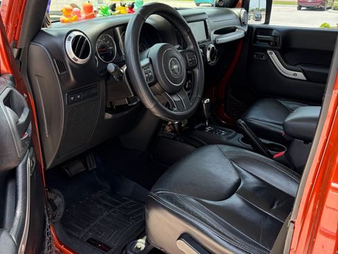 Used 2014 Jeep Wrangler Unlimited Rubicon w/ Connectivity Group AWD/4WD image 4
