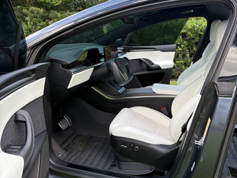 Used 2023 Tesla Model X Plaid image 8