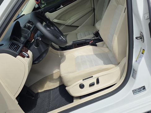 Used 2013 Volkswagen Passat 3.6 SEL Premium image 9