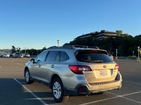 Used 2018 Subaru Outback 2.5i Premium image 6