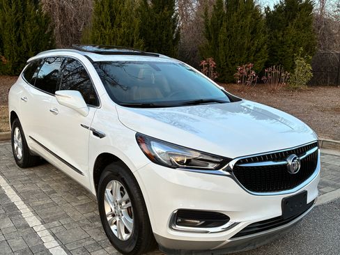 Used 2020 Buick Enclave Essence image 1