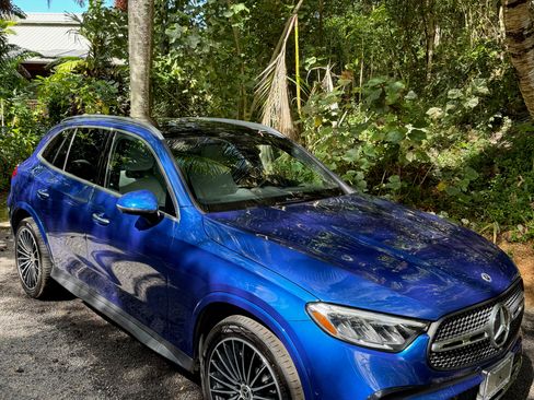 Used 2025 Mercedes-Benz GLC 300 4MATIC image 2