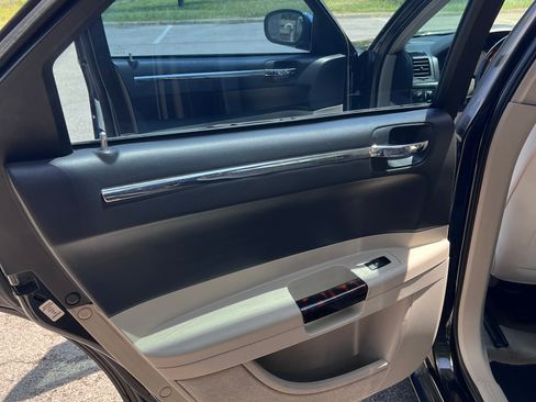 Used 2005 Chrysler 300 C w/ Sound Group II RWD image 9