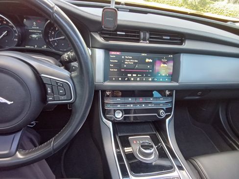 Used 2019 Jaguar XF Premium image 17