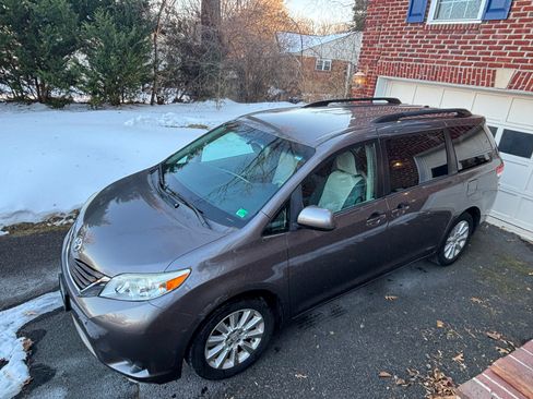 Used 2014 Toyota Sienna LE image 4
