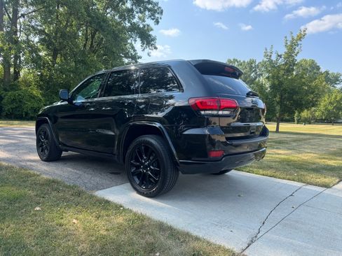 Used 2019 Jeep Grand Cherokee Altitude AWD/4WD image 6