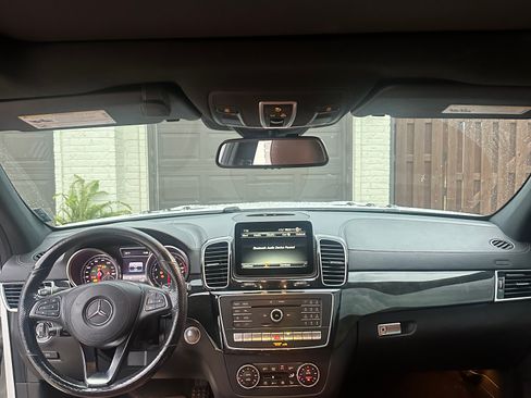Used 2017 Mercedes-Benz GLS 550 4MATIC image 9