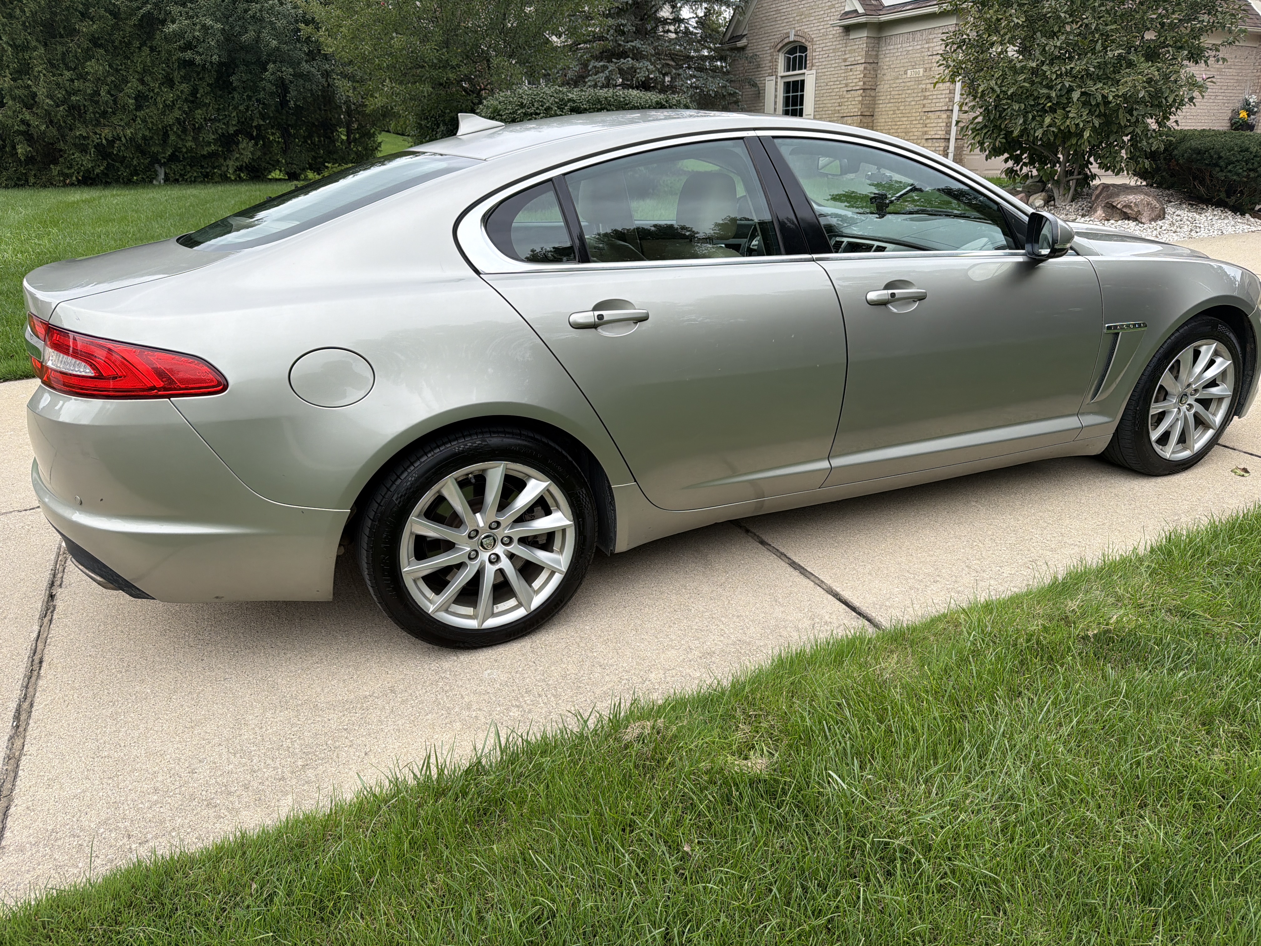 Used 2013 Jaguar XF RWD image 11