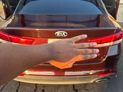 Used 2018 Kia Optima LX FWD image 2