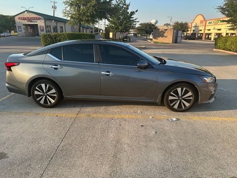 Used 2021 Nissan Altima 2.5 SV w/ SV Premium Package image 1