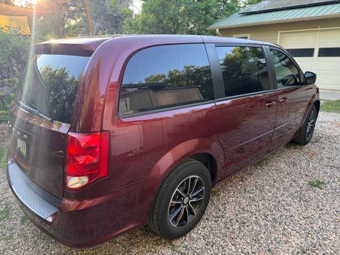 Used 2017 Dodge Grand Caravan SE FWD image 8