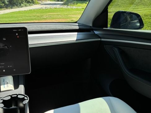 Used 2023 Tesla Model Y Performance AWD/4WD image 9