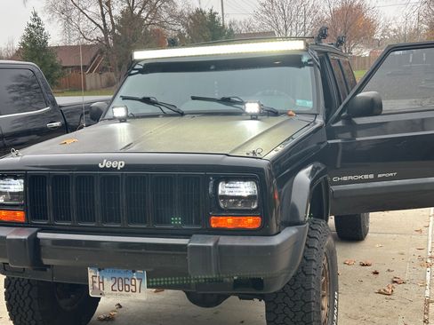 Used 2000 Jeep Cherokee Sport image 1