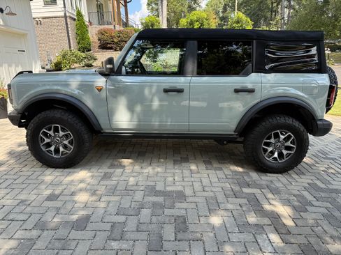 Used 2024 Ford Bronco Badlands image 2