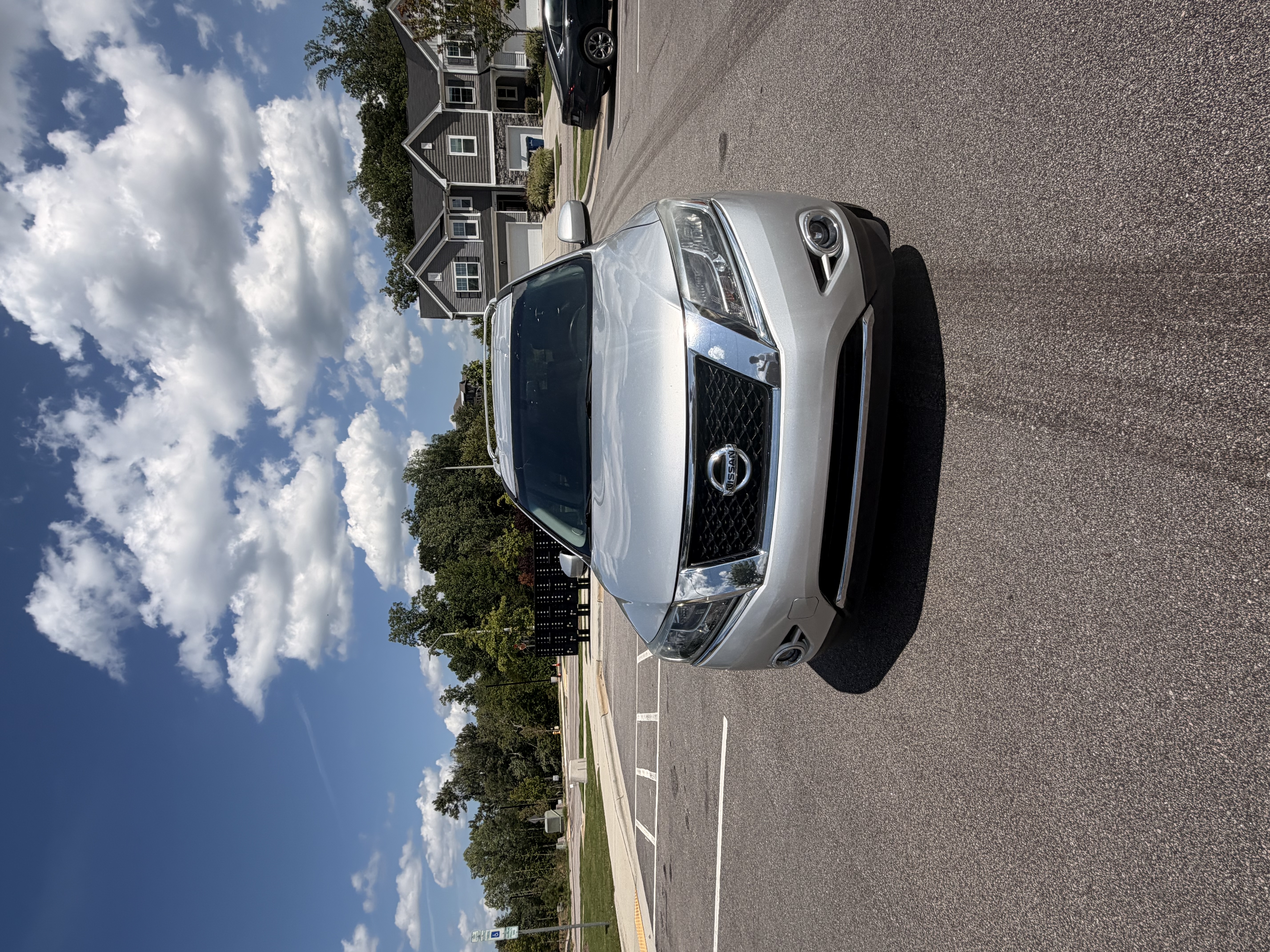Used 2014 Nissan Pathfinder SL w/ SL Tech Package FWD image 2