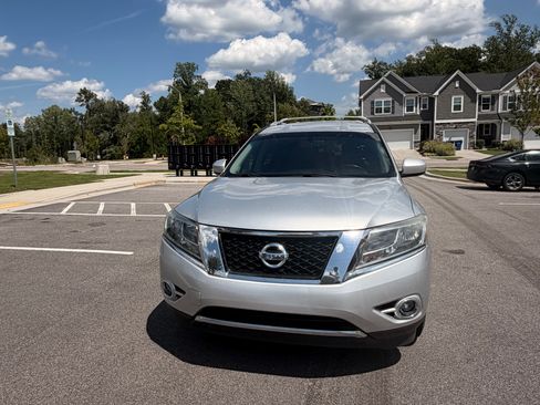 Used 2014 Nissan Pathfinder SL w/ SL Tech Package FWD image 2