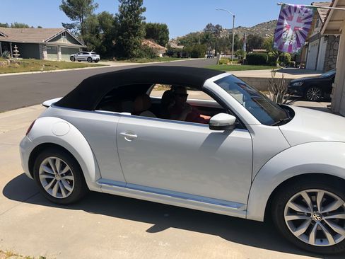 Used 2017 Volkswagen Beetle 1.8T Classic FWD image 2