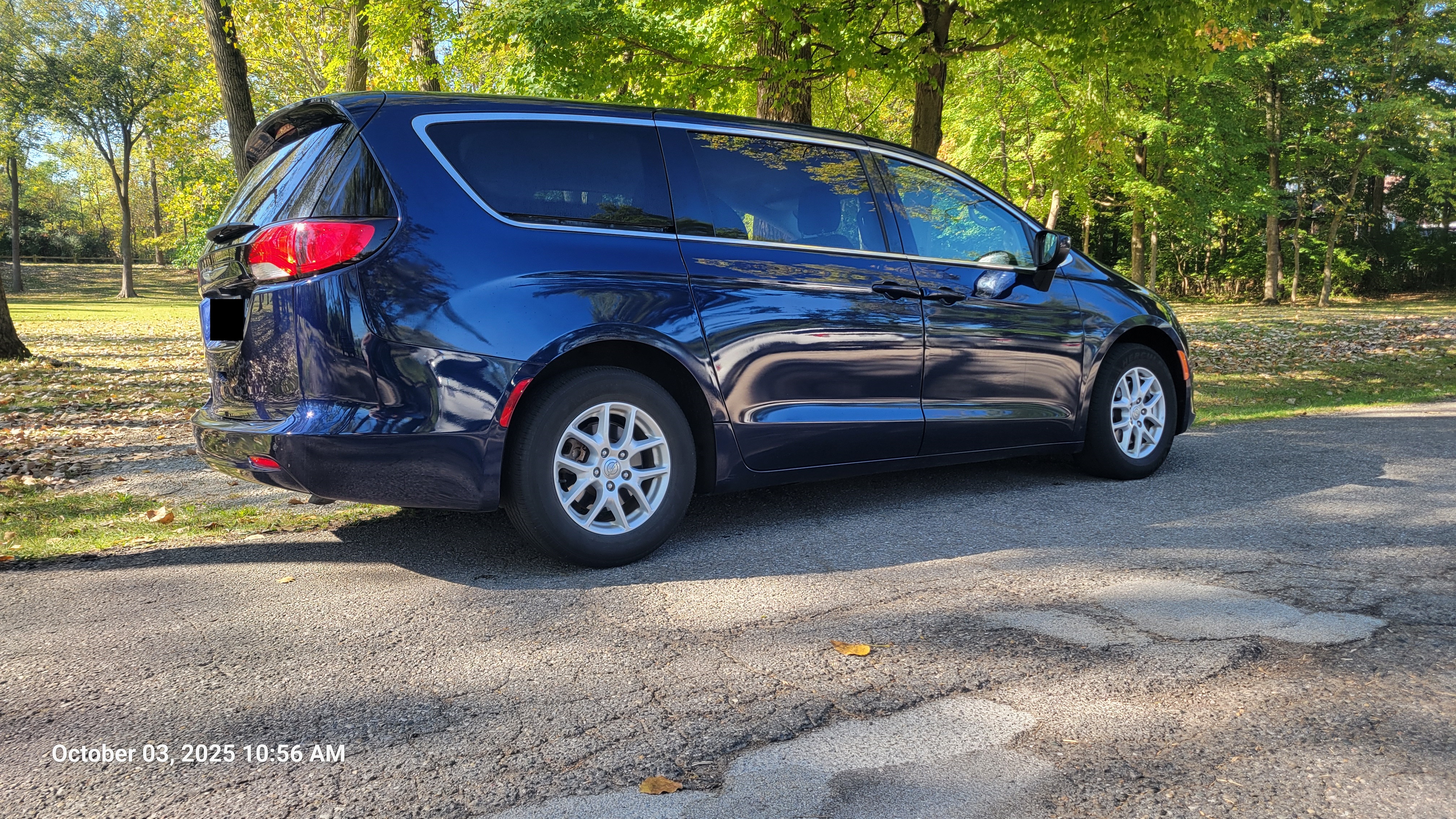 Used 2018 Chrysler Pacifica Touring w/ Security Group FWD image 2