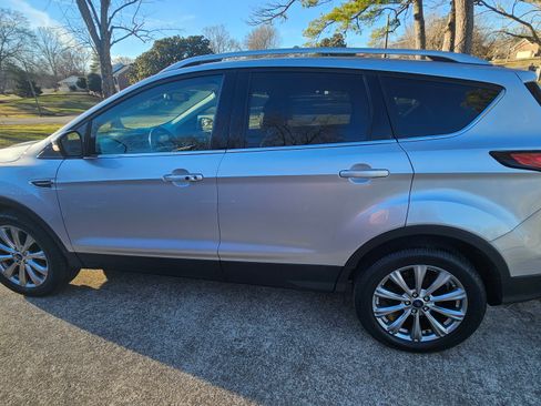 Used 2017 Ford Escape Titanium image 2