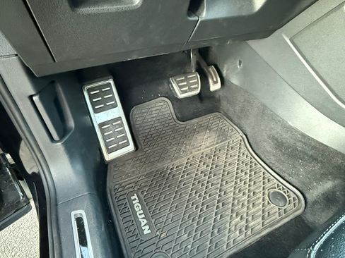 Used 2022 Volkswagen Tiguan SE R-Line image 16