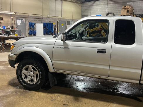 Used 2001 Toyota Tacoma Limited image 5