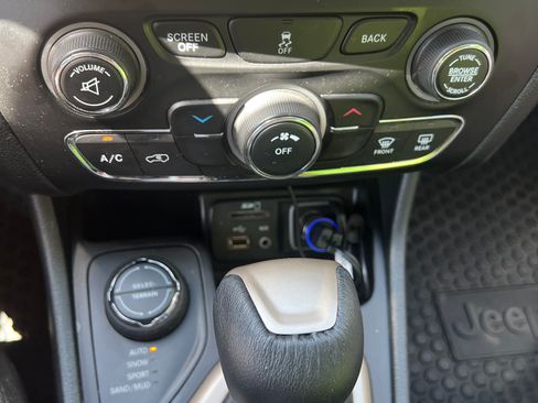 Used 2014 Jeep Cherokee Latitude AWD/4WD image 16