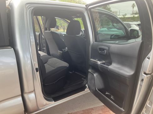 Used 2023 Toyota Tacoma TRD Off-Road w/ Technology Package AWD/4WD image 9