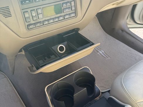 Used 2004 Lincoln Town Car Ultimate RWD image 25