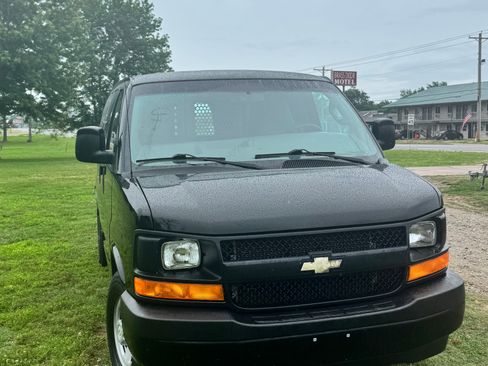 Used 2017 Chevrolet Express 2500 RWD image 5
