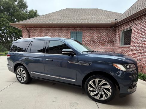 Used 2022 Lincoln Navigator Reserve AWD/4WD image 2
