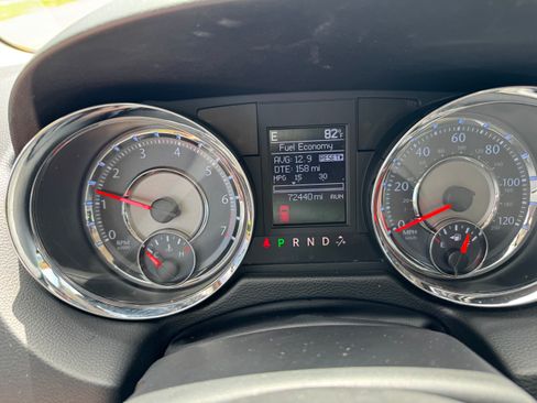 Used 2012 Chrysler Town & Country Touring-L FWD image 7