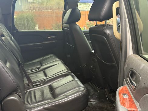 Used 2012 Chevrolet Suburban LT image 8